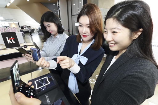 서울 광화문 KT스퀘어에서 고객들이 갤럭시 Z Flip을 사용하고 있다. / KT 제공