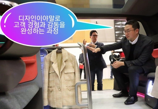 구광모 LG 회장(오른쪽)이 17일 서울 서초구 LG전자 디자인경영센터를 방문, 미래형 커넥티드카 내부에 설치된 의류관리기의 디자인을 살펴보고 있다./자료 LG그룹