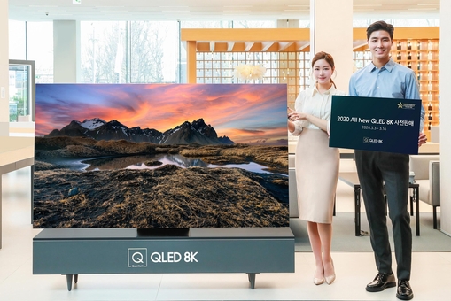 삼성전자 모델이 2020년형 QLED 8K TV 사전판매 이벤트를 소개하고 있다. / 삼성전자 제공