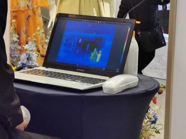 유통업체 관계자가 열화상 카메라로 촬영한 방문자의 실시간 체온을 노트북으로 체크하는 모습. / 이진 기자