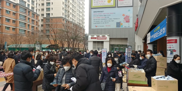 장사진을 이룬 마스크 구매 행렬 모습. / 신화수 기자