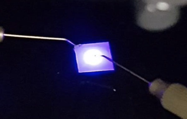 요오드화구리(CuI) 화합물 반도체를 소재로 사용해 청색광을 발광하는 소자의 모습 / KIST 제공