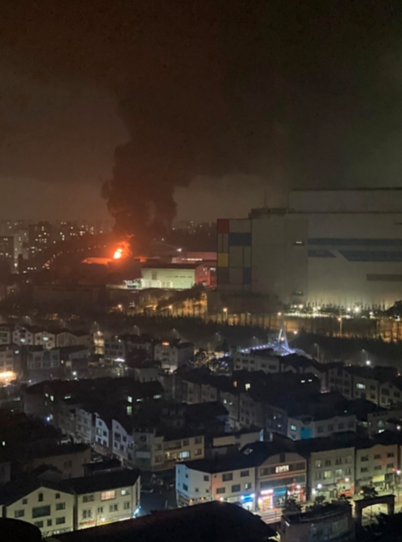  8일 밤  삼성전자 반도체 공장 발생한 화재로 연기가 치솟는 모습. / 조선일보 DB