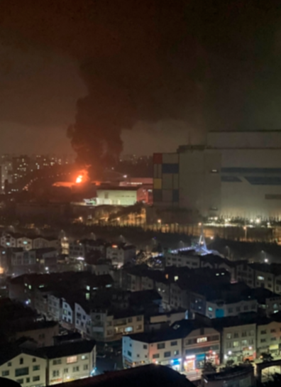 8일 밤 삼성전자 반도체 공장 발생한 화재로 연기가 치솟는 모습. / 조선일보 DB