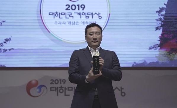 2019년 11월 부산에서 열린 대한민국게임대상 시상식에서 ‘로스트아크’로 대상 포함 6관왕을 차지한 지원길 스마일게이트RPG 대표가 상을 들고 있는 모습. / 오시영 기자
