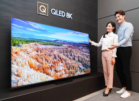 모델이 2020년형 QLED 8K TV 85형 QT950S 신제품을 소개하고 있다. / 삼성전자 제공