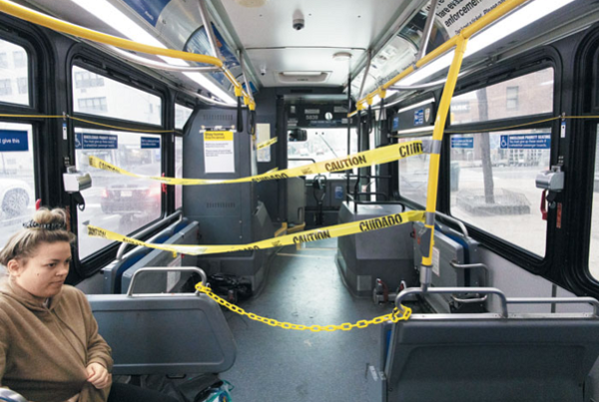미국 뉴욕 시내버스 운전석 뒤쪽으로 ‘주의’'라고 적힌 노란 차단띠가 설치돼 있다. / 조선일보 DB