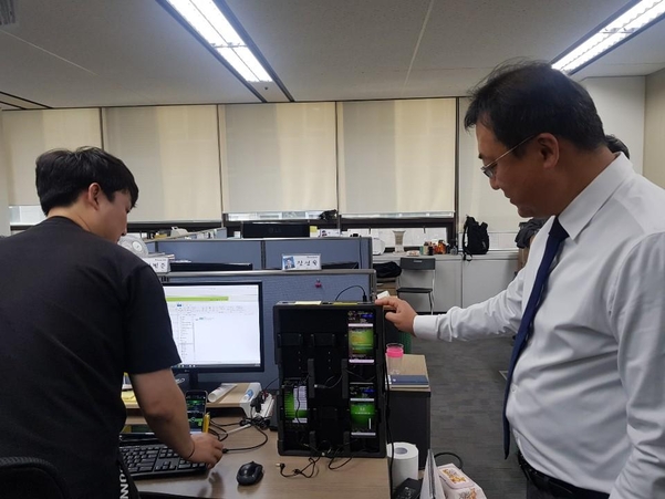 곽영수 대표가 이동형 테스트 장비에 대해 설명하는 모습./ 류은주 기자