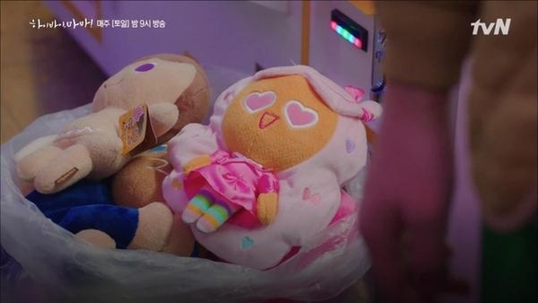 tvN 드라마 ‘하이바이, 마마’ 5회에 등장하는 ‘솜사탕맛 쿠키’ 인형의 모습. / 데브시스터즈 제공