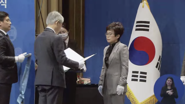 대표 시상 중인 김성진 이화여자대학교 교수(오른쪽)/ 과총 유튜브 생중계 화면 갈무리