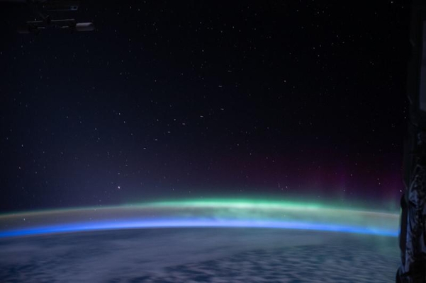 NASA 우주인이 찍은 지구 사진에 찍혀나온 스페이스X 스타링크 / NASA