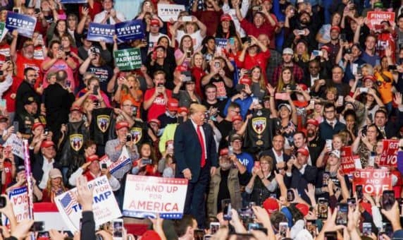 중간선거를 하루 앞둔 2018년 11월 5일 그의 지지 기반인 백인에 둘러싸인 채 미주리주에서 공화당 지원유세를 하는 도널드 트럼프 미국 대통령 / 트럼프 트위터