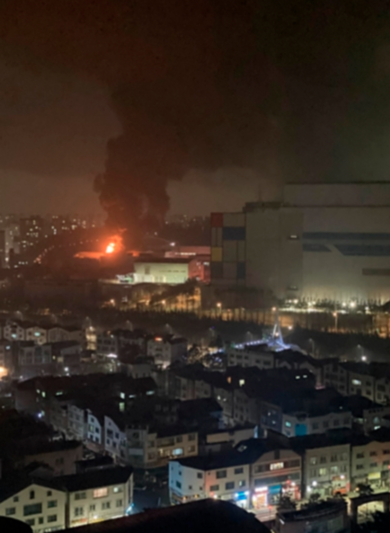  8일 밤 삼성전자 반도체 공장 발생한 화재로 연기가 치솟는 모습 / 조선 DB