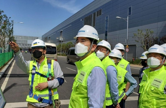  18일 중국 산시성 시안 반도체 사업장을 방문한 이재용 삼성전자 부회장(왼쪽에서 두번째) / 삼성전자