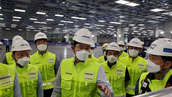 18일 중국 산시성 삼성 시안 반도체 사업장을 방문한 이재용 삼성전자 부회장(가운데) / 삼성전자