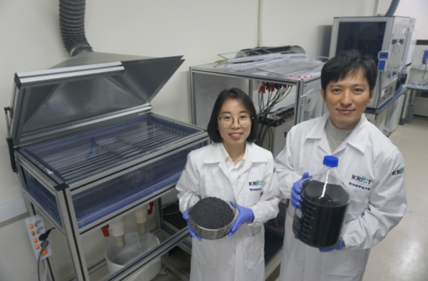 이제욱 한국화학연구원 책임연구원(오른쪽)과 권연주 연구원(왼쪽)이 멀티 전극 시스템으로 생산한 그래핀 용액과 가루를 들고 있다. / 한국화학연구원