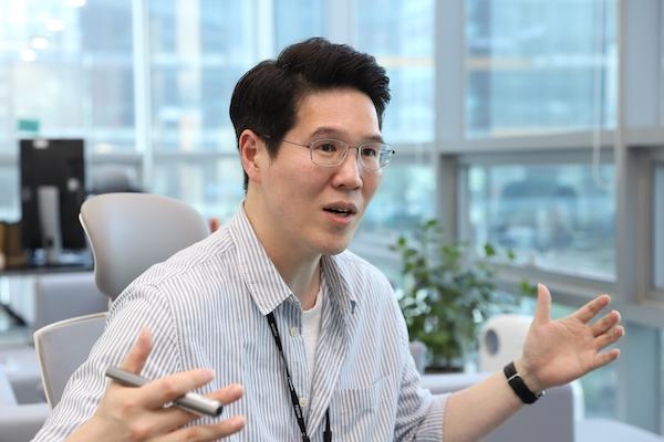 신혜성 와디즈 대표가 IT조선과 인터뷰에서 스타트업 찾기 서비스를 설명 중이다./와디즈