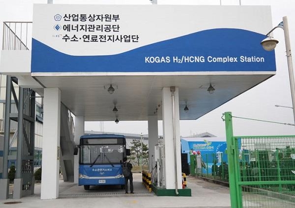 한국가스공사가 인천 송도에 설치한 수소복합충전소에서 수소버스가 연료를 충전하고 있다./ 한국가스공사