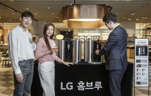 모델들이 지난 15일 신세계백화점 명동본점에서 'LG 홈브루' 시음행사에 참여하고 있다. / LG전자