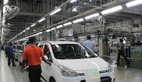 현대자동차 인도 법인 첸나이 공장에서 직원들이 일하는 모습/ 현대자동차