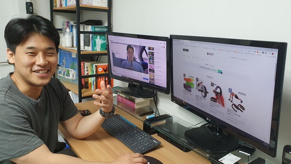 김정환 매버릭스 대표가 자신의 유튜브 채널(왼쪽)과 쇼핑몰을 소개하고 있다. / 김준배 기자