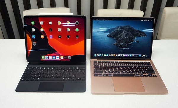 신형 매직 키보드를 장착한 아이패드 프로 4세대(왼쪽)와 2020년형 맥북 에어. / 최용석 기자
