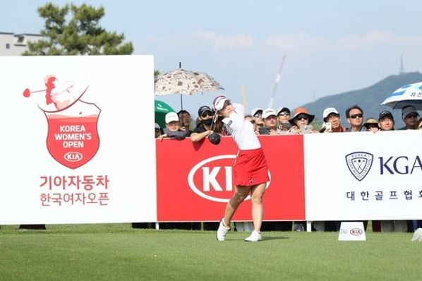 이다현 선수가 제33회 한국여자오픈 대회에서 스윙을 하는 모습/ 기아자동차