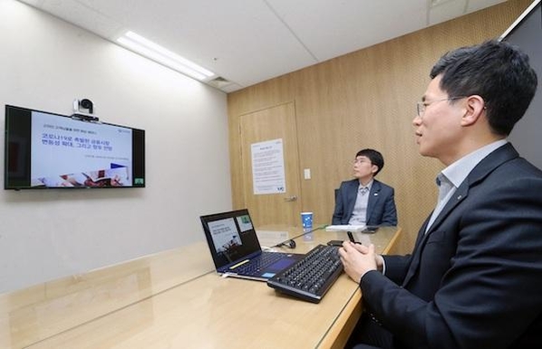 신한은행 직원이 디지털 채널을 주로 이용하는 고자산 고객을 대상으로 코로나19 이후의 주식시황을 주제로 언택트 웹 세미나를 개최하고 있다. / 신한은행