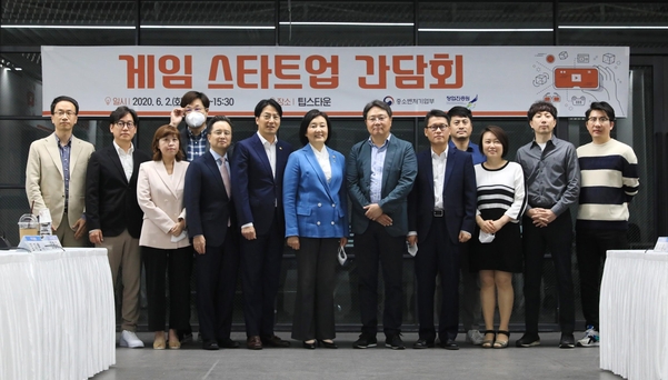 박영선 장관(가운데)를 포함한 행사에 참여한 관계자가 기념 사진을 촬영하는 모습 / 중소벤처기업부 제공