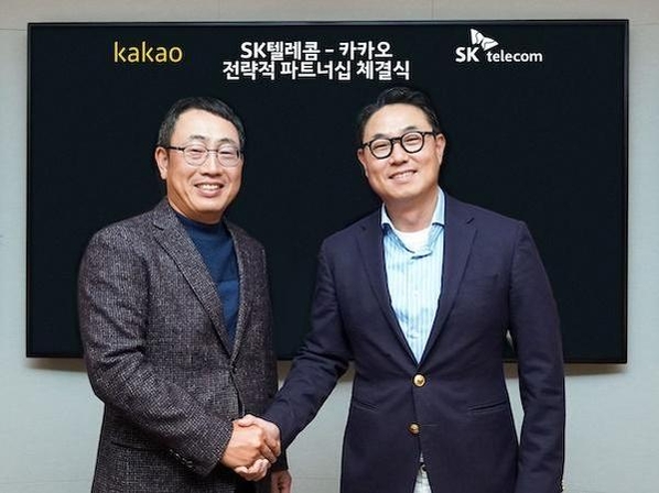 유영상 SK텔레콤 사업부장(왼쪽)과 여민수 카카오 공동대표 / SK텔레콤