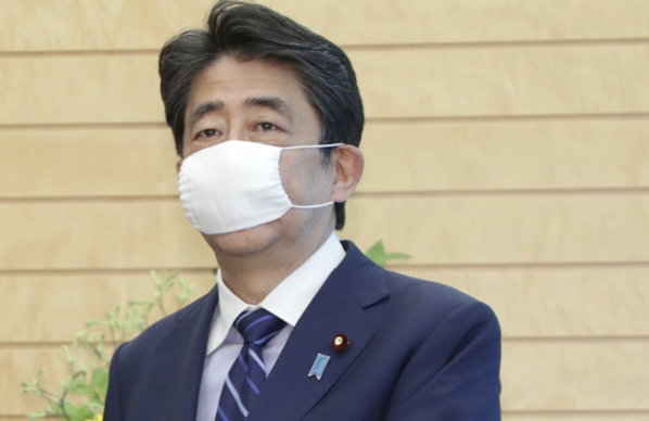 마스크를 착용한 아베 신조/일본 수상관저