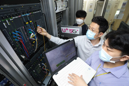 유비쿼스 관계자가 LG유플러스에 공급하는 10기가 인터넷 장비를 점검하고 있다. / LG유플러스