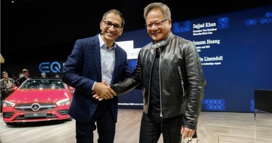 사야드 칸 메르세데스-벤츠 디지털 자동차 및 모빌리티 담당 부사장(왼쪽)과 젠슨 황 엔비디아 창립자 겸 CEO가 2019년 1월 미국 라스베이거스에서 열린 CES 2019에서 만난 모습/ 엔비디아