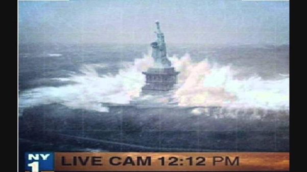 돌풍이 미국 뉴욕 자유의 여신상 인근에 소나기를 뿌리는 사진(위)과 강이 범람한 사진. 모두 가짜 사진이다. / 구글 검색