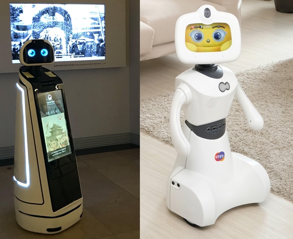 왼쪽부터 전시 안내 로봇 ‘큐아이’와 지능형 홈서비스 로봇 ‘토키’ 모습 / 한컴로보틱스