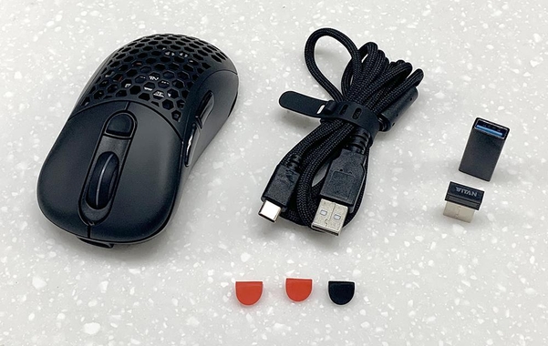 제닉스 타이탄G 에어 와이어리스의 구성품. 초소형 USB 수신기와 케이블 확장용 젠더(오른쪽), DPI 변경 버튼 교체용 버튼(아래) 등을 제공한다. / 최용석 기자