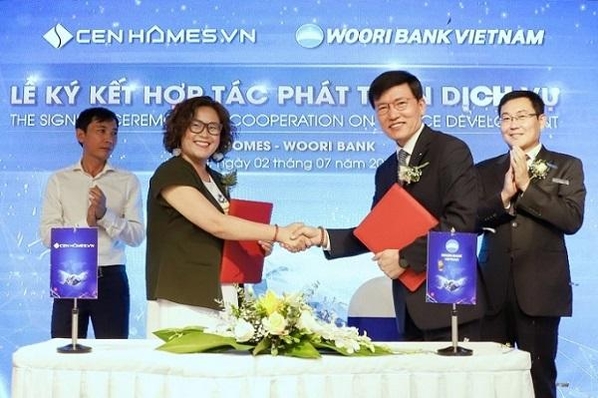 이종인(사진 오른쪽) 베트남 우리은행 법인장이 센그룹 계열사인 센홈 대표 응웬꾸잉마이과 기념촬영을 하고 있다. / 우리은행