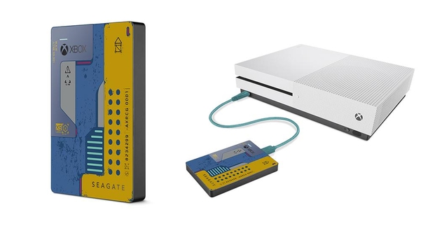씨게이트 사이버펑크 2077 한정판 게임 드라이브(왼쪽)와 엑스박스 콘솔에 연결한 모습. / 씨게이트