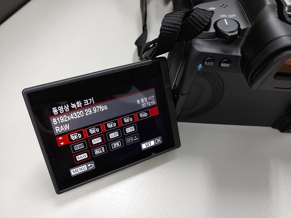 캐논 EOS R5의 8K UHD 비압축 동영상 촬영 메뉴. 256GB CFExpress로도 최대 12분밖에 찍을 수 없다. / 차주경 기자