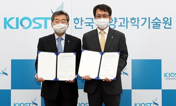 김웅서 KIOST 원장(왼쪽), 김병진 한국야쿠르트 대표 / 한국야쿠르트
