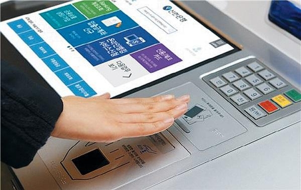 신한은행이 ATM기에 도입한 정맥인식 시스템 모습/신한은행