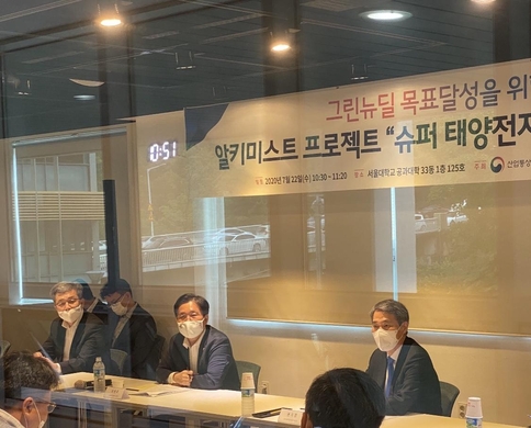  연구진과 간담회를 가진 성윤모 산업통상자원부 장관(가운데) / 김동진 기자