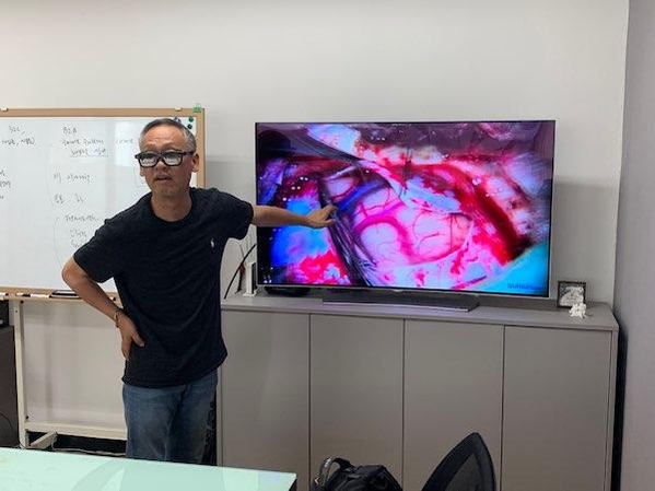 김기진 쓰리디메디비전 대표가 베터플릭스 콘텐츠로 등록된 3D 수술 영상에 대해 설명하고 있다./ IT조선 DB