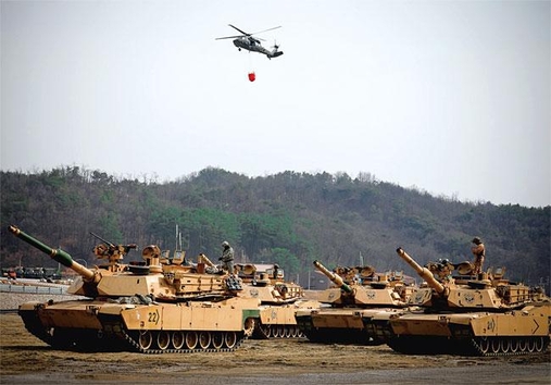주한미군의 순환배치 기갑여단이 탱크 기동훈련을 실시하는 모습 / 미군