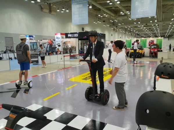 2018 퍼스널모빌리티쇼에서 한 참가자가 전동휠을 체험하고 있다/ 퍼스널모빌리티쇼 홈페이지