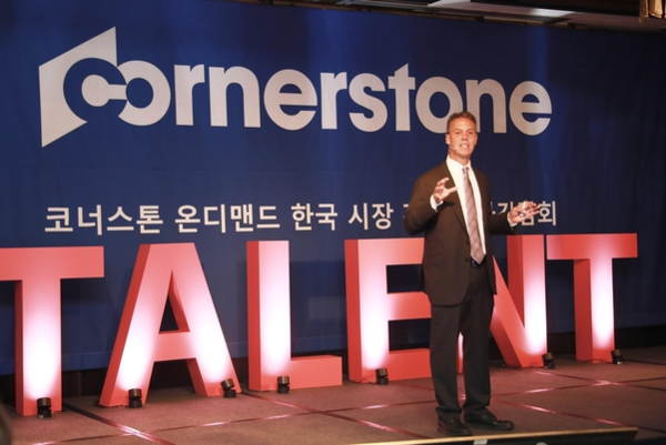 2019년 7월 애덤 밀러 코너스톤 창립자 겸 최고경영자(CEO)가 한국 간담회에 참석해 발표하고 있다. / 코너스톤