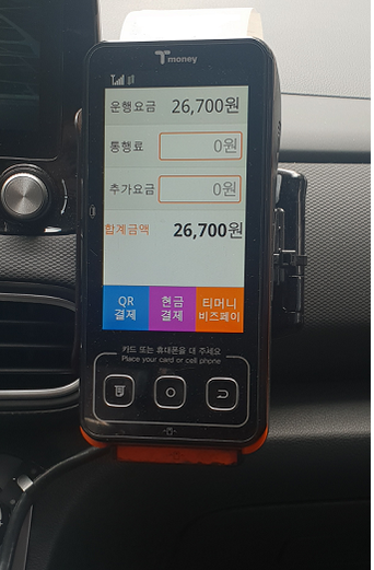 사진은 티머니의 택시 결제 시스템의 모습. 카카오T 기사용 앱에는 티머니와 같이 운행 요금과 별도로 통행료를 입력하는 란이 있다. / IT조선 DB