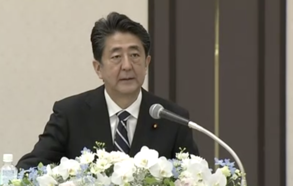 아베 신조 총리가 9일 나가사키시에서 열린 기자회견에서 긴급사태를 선언하지 않겠다는 입장을 밝히고 있다. /NHK