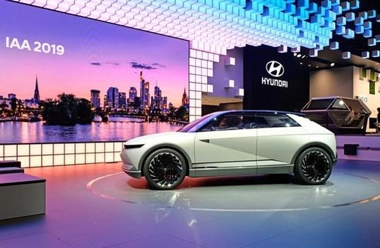  현대자동차가 2019 프랑크모터쇼에서 공개한 콘셉트카 ‘45’. 2021년 출시 예정인 순수 전기차 ‘아이오닉 5’의 기반이 되는 차다. / 현대자동차