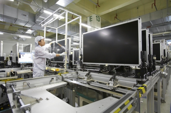 삼성디스플레이 아산사업장에서 한 직원이 LCD 기판을 점검하고 있다./ 삼성디스플레이